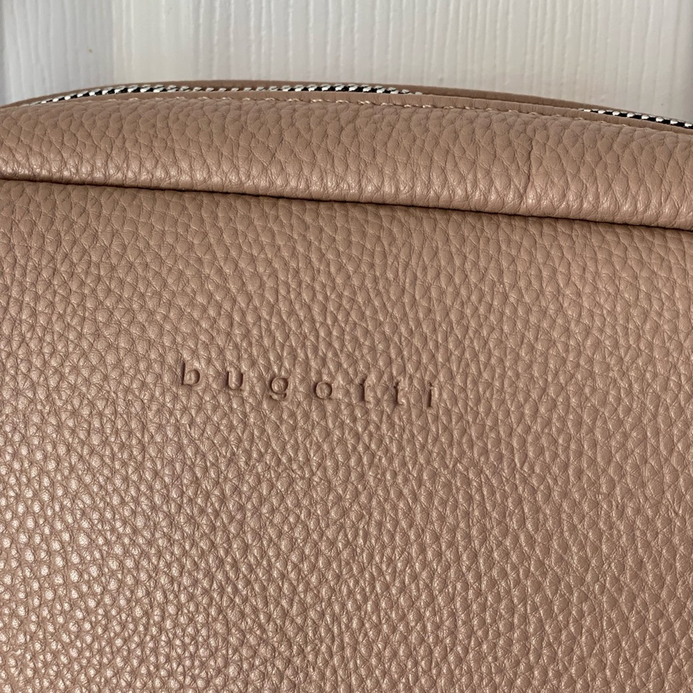 Bugatti women’s essentials crossbody bags excellent condition no damages. - Picture 4 of 7